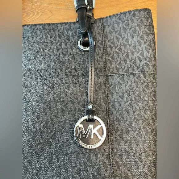 Michael Kors | Women's Jet Set | Signature Tote |
Black & Grey - Picture 4 of 12